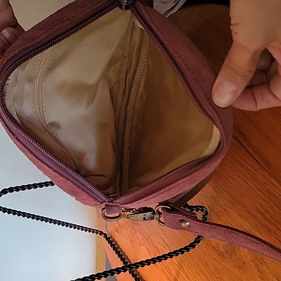 Beautiful wine colored suede crossbody purse w/7" tassel & 3 1/2" earrings. - Picture 4 of 11